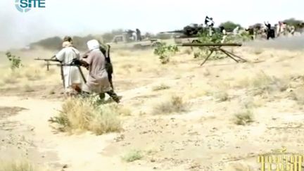Cette capture vidéo fournie par le site Monitoring Service et publiée sur des forums jihadistes montre des combattants d’al-Qaïda au Maghreb islamique (AQMI) et leur arsenal. Mali, le 10 janvier 2013 (- / SITE MONITORING SERVICE)