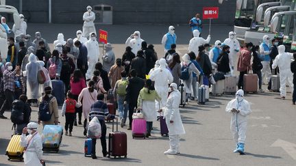 Des gens arrivent à la gare de Wuhan (Chine) après&nbsp;le déconfinement de la ville, vendredi 10 avril 2020. (KOKI KATAOKA / YOMIURI / AFP)