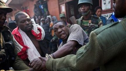 Un homme accusé d'être un espion des rebelles du M23 est emmené par l'armée congolaise, le 16 Juillet 2013. (AFP PHOTO/PHIL MOORE)