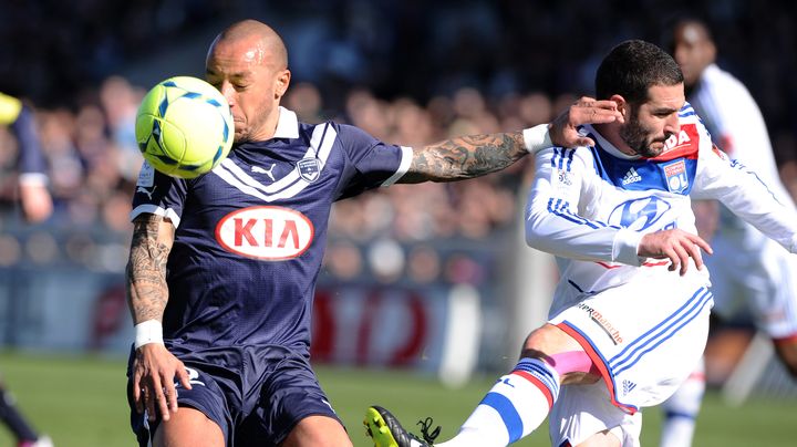 Les Bordelais, &agrave; l'image de leur d&eacute;fenseur Julien Faubert, ont pris l'eau face au Lyon de Lisandro (en blanc), le 17 f&eacute;vrier 2013.&nbsp; (NICOLAS TUCAT / AFP)