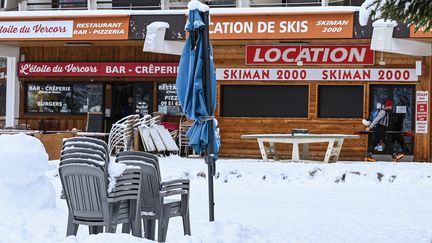 Magasin de location de ski fermé dans la station de&nbsp;Villard-de-Lans, le 5 janvier 2021 (Photo d'illustration). (PHILIPPE DESMAZES / AFP)