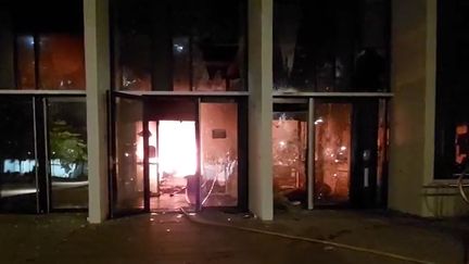 La mairie de Mons-en-Barœul (Nord) en feu. Photo issue d'une vidéo diffusée sur Twitter. (CAPTURE D'ECRAN)