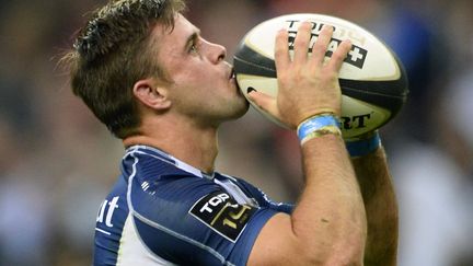 Rory Kockott, le demi de m&ecirc;l&eacute;e de Castres, embrasse le ballon en finale du Top 14, le 1er juin 2013. (LIONEL BONAVENTURE / AFP)