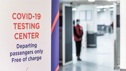 Un stand de dépistage du Covid-19 à l'aéroport d'Orly, au sud de Paris, le 6 novembre 2020. (ARTHUR NICHOLAS ORCHARD / HANS LUCAS / AFP)