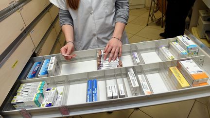 Un tiroir de médicament à moitié vide, dans une pharmacie, à Lille, le 25 mars 2015. (MAXPPP)