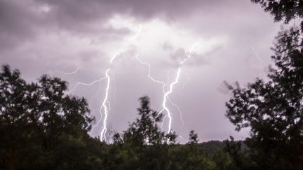 Un orage dans le Lot-et-Garonne, le 6 août 2013. (MARLENE AWAAD / MAXPPP)