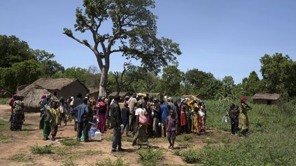 Des habitants près de&nbsp;Kaga Bandoro (Centrafrique) le 29 avril 2014. (SIEGFRIED MODOLA / REUTERS)