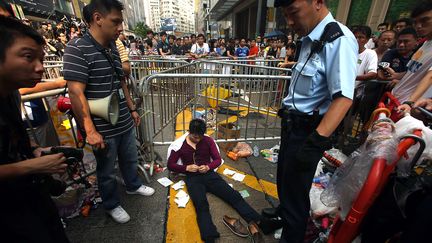 Un militant pro-d&eacute;mocratie bless&eacute; apr&egrave;s les heurts en marge des manifestations &agrave; Hong Kong, le 3 octobre 2014.&nbsp; (STEPHEN SHAVER / NEWSCOM / SIPA )