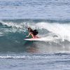 Liam réalise un tube lors d’une session à l’embouchure de la rivière, à Teahupo’o, le 10 juillet 2024. (LORRAINE GREGORI / FRANCEINFO: SPORT)