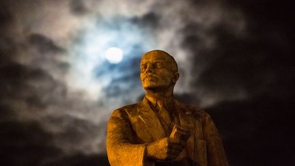 La statue de Lénine brille dans la nuit de Simféropol, en Crimée. Le penseur de la révolution bolchévique de 1917 guide-t-il les Russes de Crimée ? (ANDREY STENIN/AFP)