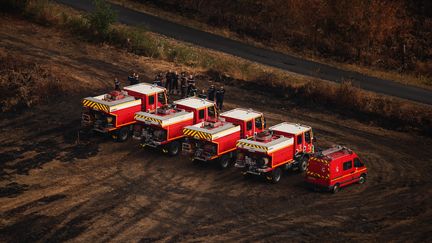 Des pompiers qui surveillent les incendies à Landiras (Gironde), le 29 juillet 2022 : le feu qui a détruit près de 21 000 hectares de forêt reste sous surveillance. (THIBAUD MORITZ / AFP)