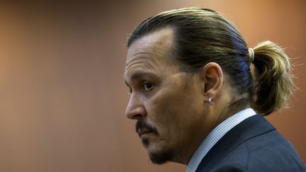 L'acteur Johnny Depp lors du procès en diffamation intenté à son ex-femme Amber Heard, au tribunal de Fairfax, en Virginie (Etats-Unis), le 27 avril 2022.&nbsp; (JONATHAN ERNST / POOL / AFP)