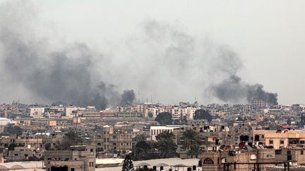 Des bombardements à Gaza, le 13 février 2024. (SAID KHATIB / AFP)