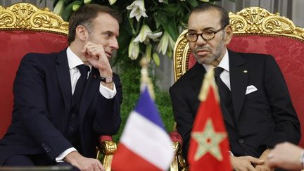 Le roi du Maroc Mohammed VI et le président de la République française Emmanuel Macron lors d'une cérémonie de signature à Rabat, le 28 octobre 2024. (LUDOVIC MARIN / AFP)