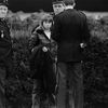 Agée de 15 ans, Murielle Bolle, témoin clé dans l'affaire Grégory, est entourée par les gendarmes le 7 novembre 1984 à Lépanges-sur-Vologne (Vosges). (JEAN-CLAUDE DELMAS / AFP)