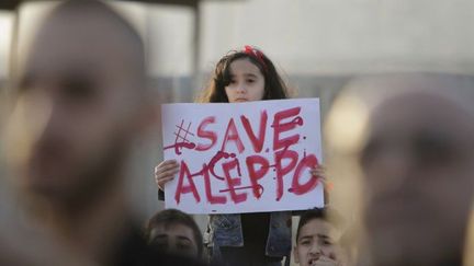 Une jeune réfugiée syrienne à Tripoli (Liban) appelle à sauver Alep. (IBRAHIM CHALHOUB / AFP)