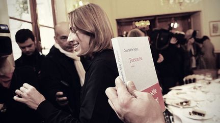 Gwena&euml;lle Aubry, apr&egrave;s avoir re&ccedil;u le prix Femina pour son roman Personne&nbsp;(Mercure de France), le 9 novembre 2009, &agrave; Paris. (LYDIE / SIPA)