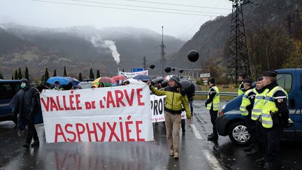 Plusieurs dizaines de personnes participent au "Défilé des asphyxiés", pour alerter sur la qualité de l'air en Haute-Savoie, le 19 novembre 2016. (GR?GORY YETCHMENIZA / MAXPPP)