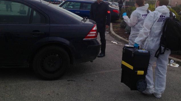 &nbsp; (Les enquêteurs sur le parking de la prison de Luynes où un détenu a été abattu lundi matin © Radio France)