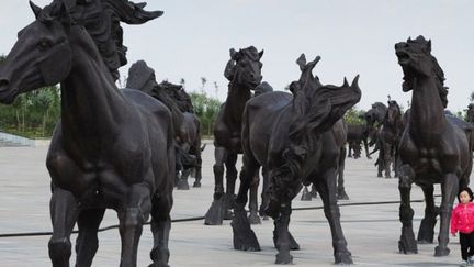 Les statues monumentales à la gloire de l’épopée mongole qui trônent sur les places semblent bien seules. (AFP CHINA XTRA )