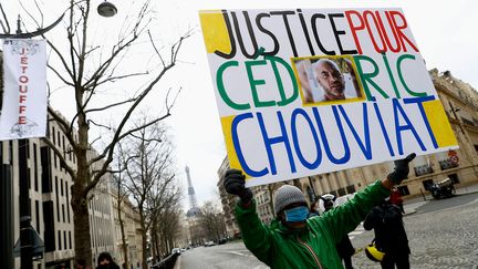 Un manifestant tient une pancarte "Justice pour Cédric Chouviat" durant une marche en hommage au chauffeur-livreur mort à la suite d'un contrôle de police, le 5 janvier 2020, à Paris. (SAMEER AL-DOUMY / AFP)