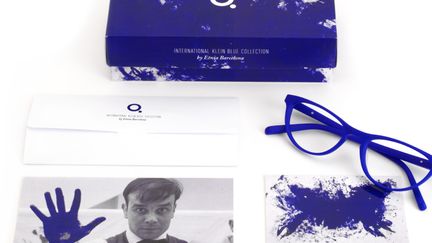 Le Bleu Yves Klein s’invite sur les lunettes Etnia Barcelona
Couleur star de cet hiver, le Bleu Klein distille sa beauté froide et lumineuse. Utilisé dans l’industrie de la mode depuis des décennies, c’est la première fois qu’Yves Klein Archives autorise une marque à utiliser la couleur brevetée par l’artiste Yves Klein. Depuis sa création, Etnia Barcelona a adopté la couleur comme mode d’expression et l’international Klein Bleue collection met en avant cette couleur sur plusieurs montures. Les droits sont reversés à l’ONG Orphanaid, une organisation à but non lucratif qui met en oeuvre des programmes et des projets en vue d’aider les enfants orphelins et en difficulté ainsi que les familles du Ghana, en Afrique de l’Ouest. 
 (Yves Klein Archives)