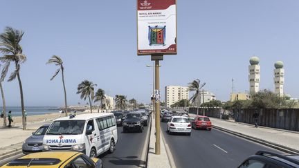 Affiche du Dak'Art, biennale d'art contemporain africain, dans la route du front de mer à Dakar (ici en 2016).
 (SEYLLOU / AFP)