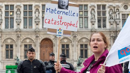 Une manifestation contre la mise en &oelig;uvre des nouveaux rythmes scolaires, le 14 octobre 2013 &agrave; Paris. (MAXPPP)