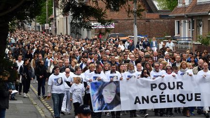 Lors de la marche blanche en hommage à Angélique Six, le 1er mai 2018 à Wambrechies.&nbsp; (PHILIPPE PAUCHET / MAXPPP)