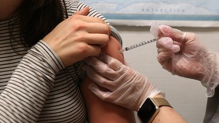 Une jeune femme reçoit une injection d'un vaccin à San Francisco, le 21 janvier 2018. (Photo d'illustration) (JUSTIN SULLIVAN / AFP)