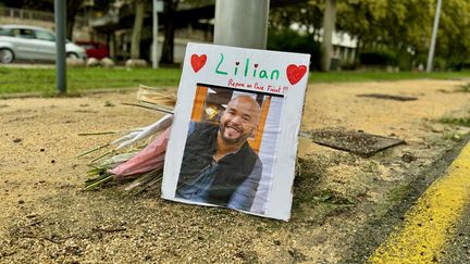 Une photo rendant hommage à Lilian Dejean, tué à Grenoble (Isère), le 9 septembre 2024. (JULIEN BALIDAS / FRANCE BLEU ISÈRE)