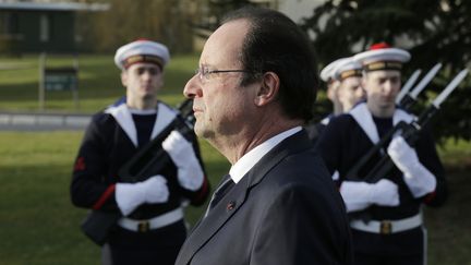 Le pr&eacute;sident de la R&eacute;publique passe en revue des troupes &agrave; Creil (Oise), le 8 janvier 2014. ( PHILIPPE WOJAZER / REUTERS)