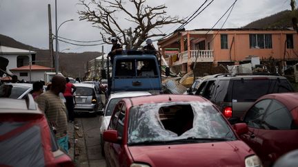 Des gendarmes à Saint-Martin après le passage de l'ouragan Irma, le 9 septembre 2017. (MARTIN BUREAU / AFP)