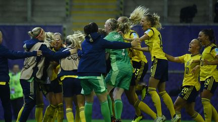 Les Suédoises célèbrent leur victoire contre la Belgique en quart de finale de l'Euro 2022, le 22 juillet à Leigh (Angleterre).&nbsp; (FRANCK FIFE / AFP)