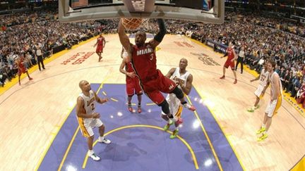 Dwyane Wade (Miami) écrase le panier contre les Lakers (ANDREW D. BERNSTEIN / NBAE / GETTY IMAGES)