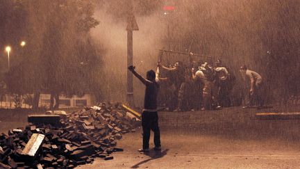 Des manifestants d&eacute;fient les forces de l'ordre lors d'affrontements &agrave; Istanbul (Turquie), le 3 juin 2013. (BULENT KILIC / AFP)