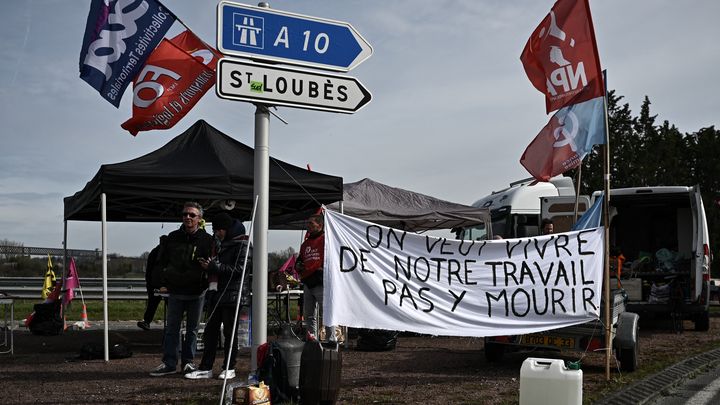 Des manifestants à Saint-Vincent-de-Paul, le 22 mars 2023. (PHILIPPE LOPEZ / AFP)