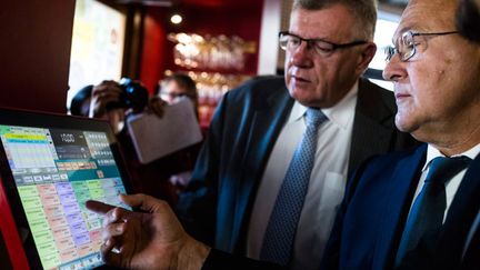 &nbsp; (Le ministre des Finances, Michel Sapin, a présenté le dispositif jeudi matin dans un restaurant parisien © MaxPPP)