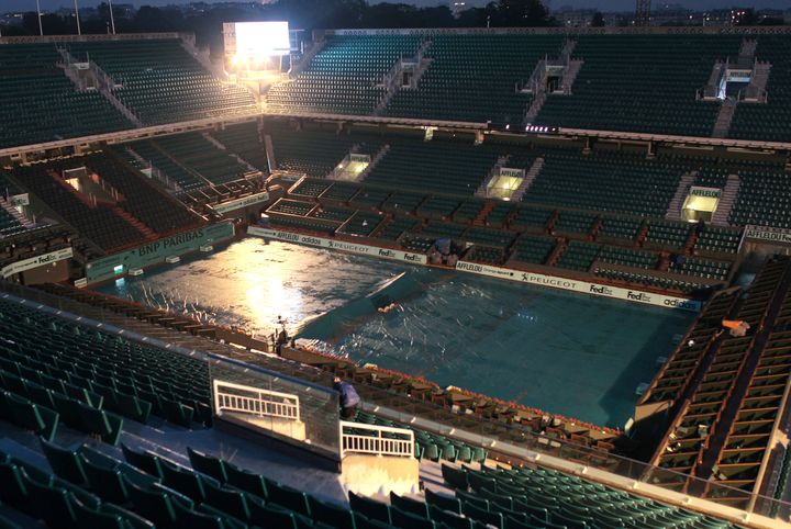 Un court de Roland-Garros bâché pour la nuit et sous la pluie le 27 mai 2010 à Paris. (JACQUES DEMARTHON / AFP)