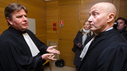 Les avocats Philippe Gatti&nbsp;(G) et Camille Romani&nbsp;(D), qui le d&eacute;fend aujourd'hui,&nbsp;lors d'une audience de la 16e chambre de la cour d'appel d'Aix-en-Provence (Bouches-du-Rh&ocirc;ne), le 9 mars 2010. (MAXPPP)