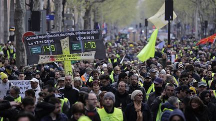 Une manifestation de "gilets jaunes" à Paris, le 13 avril 2019. (THOMAS SAMSON / AFP)