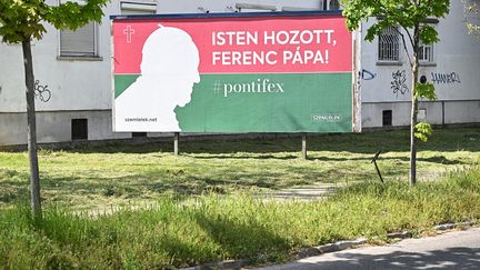 Une silhouette du pape François sur un panneau d'affichage à Budapest, le 27 avril 2023. (ATTILA KISBENEDEK / AFP)