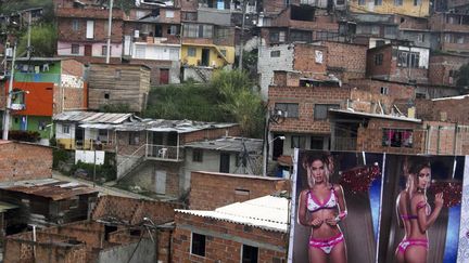 Publicit&eacute; pour de la lingerie &agrave; l'entr&eacute;e de la Commune 13 &agrave; Medellin (Colombie), le 12 mars 2013. (ALBEIRO LOPERA / REUTERS)