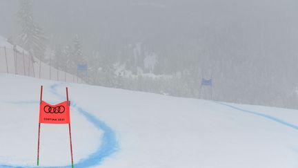 La piste de Cortina d'Ampezzo baignée de brouillard, qui a empêché la tenue du super-G féminin des Mondiaux le 9 février 2021 (FABRICE COFFRINI / AFP)