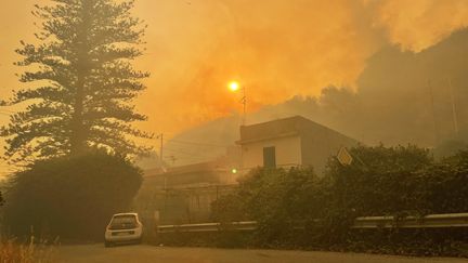 Des maisons dans le district de Messina, en Sicile (Italie), île devastée par des incendies, le 26 juillet 2023. (GIOVANNI ISOLINO / AFP)