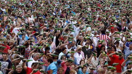 Pr&egrave;s de 8 000 personnes participent au record du monde de versement simultan&eacute; de cidre &agrave; Gijon (Espagne), le 24 ao&ucirc;t 2012. (ALBERTO MORANTE / EPA / MAXPPP)