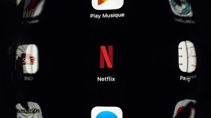 L'application Netflix sur une tablette. (LIONEL BONAVENTURE / AFP)