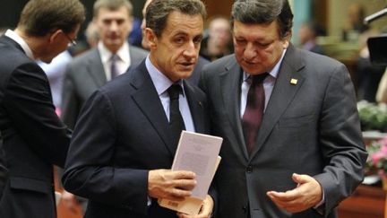 Nicolas Sarkozy et Manuel Barroso en pleine discussion, lors du sommet européen à Bruxelles, le 23 octobre 2011. (AFP - Eric Feferberg)