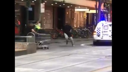 Capture d'écran d'une vidéo d'un homme intervenant avec un chariot lors de l'attaque de Melbourne (Australie), le 9 novembre 2018. (WINDIX)