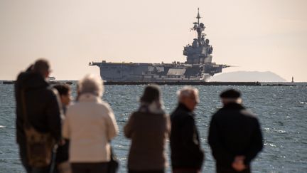 Le porte avions Charles de Gaulle quitte l'arsenal de Toulon le 5 mars 2019. (CHRISTOPHE SIMON / AFP)